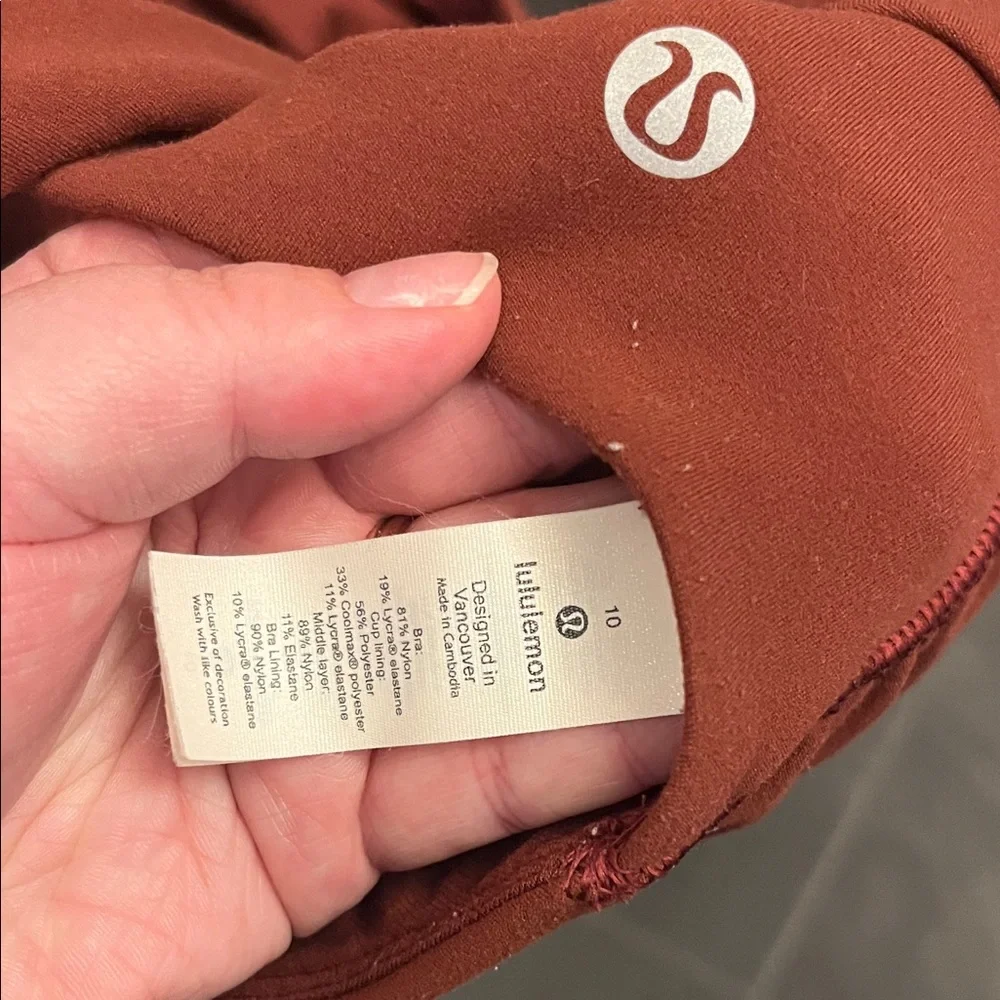 Lululemon Sports Bra Top Cute Crossover details! - Picture 3 of 3